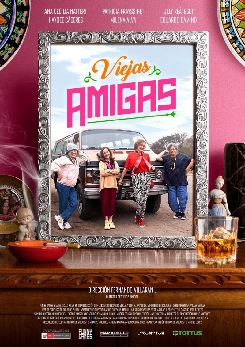 Poster de la película Viejas amigas, un grupo de señoras posan sonrientes delante de un auto caravana.