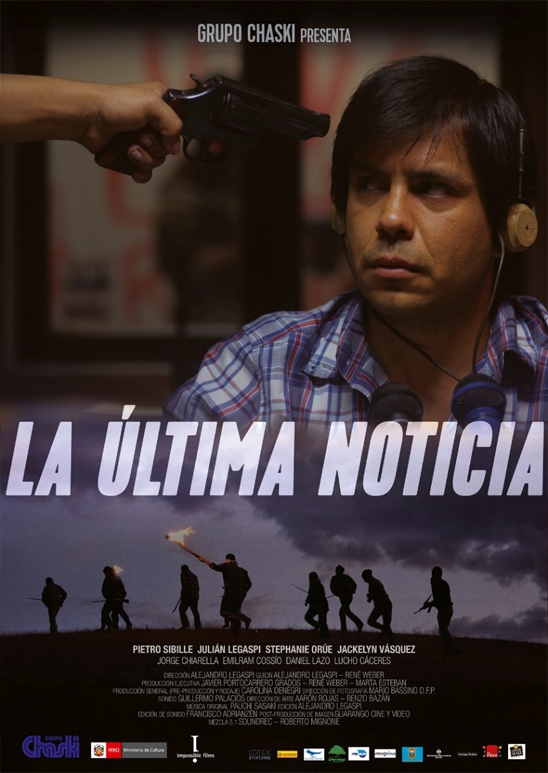 Poster de la película La última noticia, una mano con un revolver apuntan a la cabeza de un hombre que tiene puesto audifonos y microfonos al frente, en la parte baja un grupo de hombres camina con armas y antorchas.