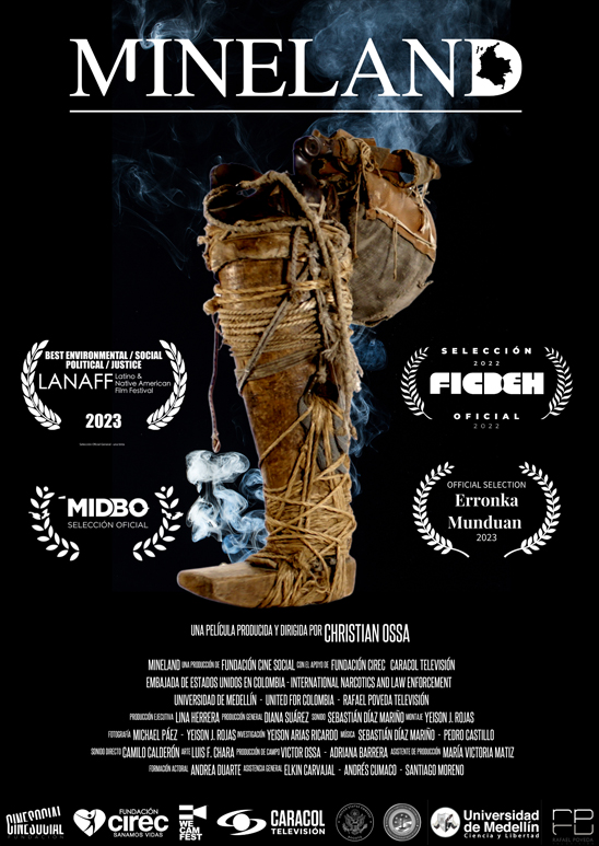 Poster de la película Mineland, sobre fondo negro aparece un pie y pierna roto amarrado por sogillas.