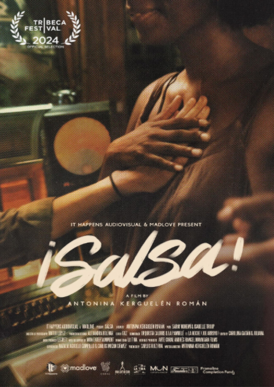 Poster de la película Salsa, dos manos reposan sobre el pecho de una mujer negra.